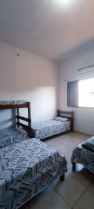 德尔菲诺波利斯HOTEL JP的一间卧室设有两张床和窗户。