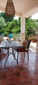 斯佩隆加Casa Mimosa Holiday Room的庭院里设有桌椅。
