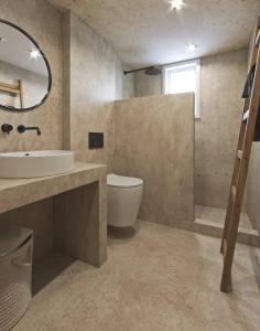 卡马利Olive Villa的一间带水槽、卫生间和镜子的浴室