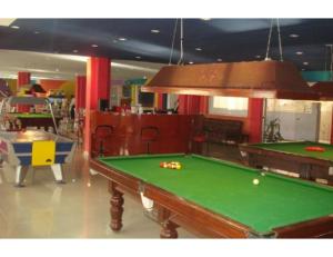 贾巴尔普尔Hotel Sports Club Of Jabalpur, Jabalpur的台球室,室内设有台球桌