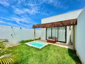 南蒂包Casa privativa na Vila Ser tão zen #02的一个带游泳池和房子的后院
