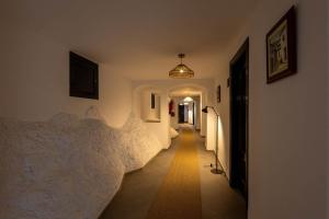 扎哈拉Hotel Tugasa Arco de la Villa的走廊上设有白色墙壁,走廊上设有白色墙壁和