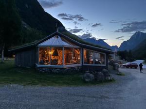 BriksdalsbreMelkevoll Bretun Camping的一座拥有许多山景窗户的建筑