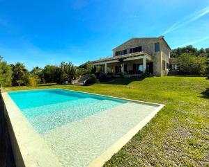 波连斯萨Villa Florida Luxury Villa with huge pool的房屋前游泳池的图像