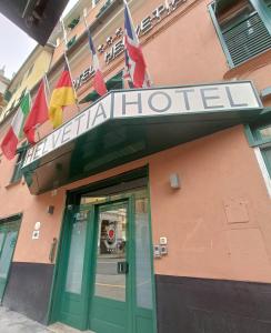 热那亚海尔薇堤亚酒店的大楼上挂有旗帜的酒店标志