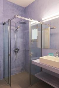 莫奈姆瓦夏Pasithea Suites的一间带玻璃淋浴和水槽的浴室