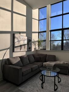 DarbyMEB Loft的客厅配有沙发和桌子