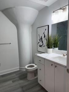 DarbyMEB Loft的白色的浴室设有卫生间和水槽。