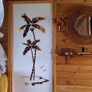 圣安尼Country Lodge La Pléiade的一间房间门口的棕榈树贴纸