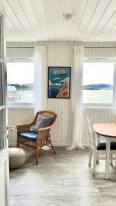 BudWaterfront Rorbu - By the Beach的客厅配有椅子和桌子