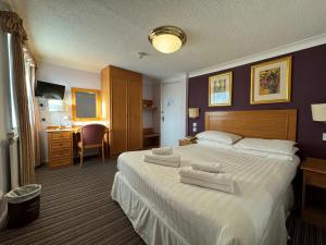 沃辛查斯沃斯酒店的酒店客房带一张大床,带毛巾