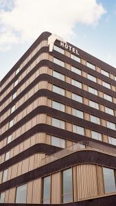 Den HoornVan der Valk Hotel Delft A4的一座酒店大楼,上面有hilton标志