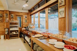 Ban NuaU OLIVE Hotel的一个带长柜台和食物的厨房
