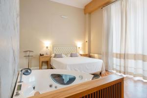 博萨Palazzo Pischedda的客房设有一张床和浴缸。