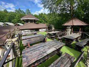 斯瓦拉瓦База відпочинку Forest Stream的一组野餐桌和一个凉亭