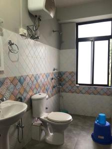 甘托克Payong House的一间带卫生间和水槽的浴室