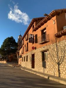 Torres de AlbarracínHotel el Cid的街道边的建筑物