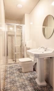 阿基尔山谷酒吧旅馆的浴室配有卫生间、盥洗盆和淋浴。