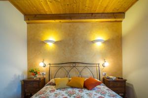 PrepottoColli di Poianis的一间卧室配有带3个枕头的床