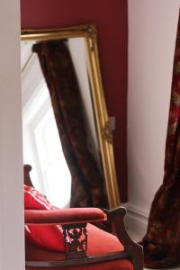 温莎乔治旅馆的镜子前的红色椅子