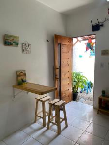 阿拉卡蒂Lotus Flat - Canoa Quebrada的配有木桌和2张凳子的房间