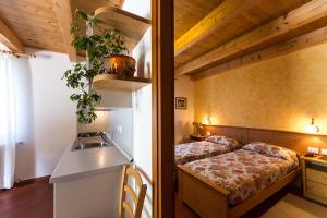 PrepottoColli di Poianis的带两张床的客房和带水槽的厨房
