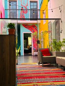 阿雷基帕Maison Verte - Budget Edition的一个带沙发和五颜六色墙壁的庭院