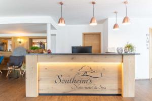 迈埃勒芬Sontheims Naturhotel & Spa的带有餐厅标志的酒吧