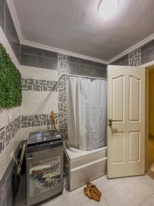 开罗Joe Excellence Residence的带淋浴、浴缸和卫生间的浴室
