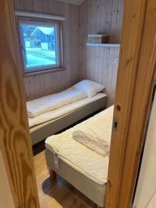 科瑟Storebælt camping的小房间设有两张床和窗户