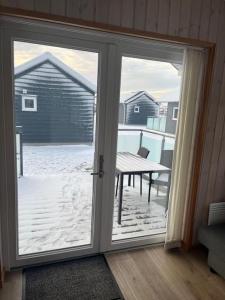 科瑟Storebælt camping的滑动玻璃门通向带桌子的庭院