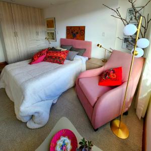 库斯科Apartamento de lujo en zona exclusiva de Cusco的一间卧室配有一张大床和一张沙发