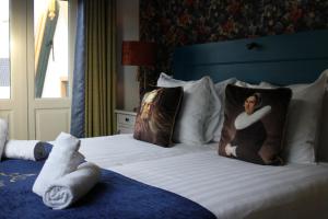 希波利蒂斯胡夫韦斯特因酒店的酒店的客房 - 带2张床和枕头