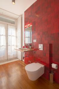 波尔图Fil's Place的红色瓷砖浴室设有卫生间和水槽