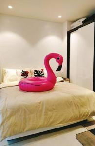 Lara's cozy room @Tambuli Resort客房内的一张或多张床位