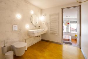 波尔图Fil's Place的一间带卫生间、水槽和镜子的浴室