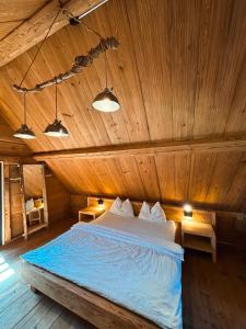 吕策尔弗吕Ferienhaus Spycher im Emmental的木制客房内的一间卧室,配有一张床