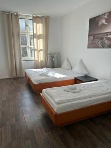 杜塞尔多夫dreams Düsseldorf的客房设有两张床和窗户。