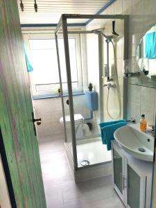 博帕德菲瑞豪斯洛瑞特公寓的带淋浴、盥洗盆和卫生间的浴室