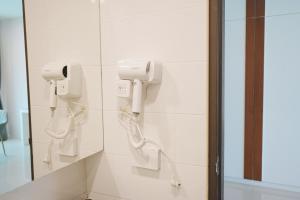 清迈亨利住宅公寓的浴室墙上有两部电话