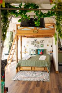 Tiny Pines A-Frame Cabin, Domes and Luxury Glamping Site的卧室配有一张带地毯的天蓬床