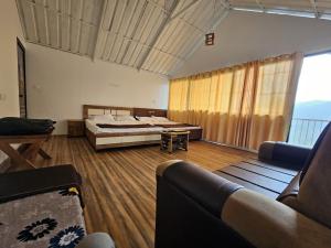 麦帕迪Mount Forest的大房间设有两张床和一张沙发