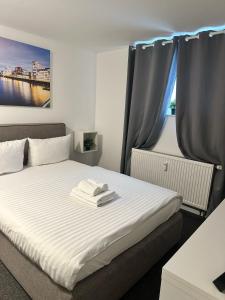 杜塞尔多夫dreams Düsseldorf的卧室配有白色的床和窗户