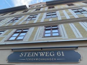 奎德林堡Ferienwohnungen Steinweg 61的前面有标志的建筑