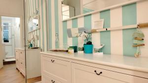 安科纳B&B La Casa in Centro的浴室设有水槽和镜子