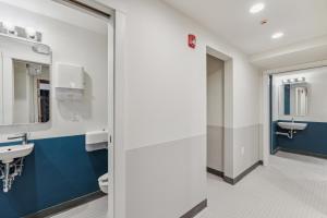 波士顿Meco Hotel的浴室设有2个水槽和2个卫生间