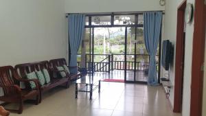 昆达桑Bonsai Villa @ Mesilou 盆栽小苑的客厅配有椅子和大窗户