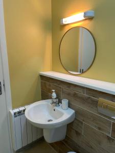 恩尼斯科西2 Bedroom apartment Park Lodge的一间带水槽和镜子的浴室