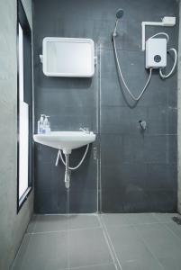 Yan Nawaโกอินน์ สีลม - สถานีรถไฟฟ้าเซนต์หลุยส์ GO INN Silom - BTS Saint Louis的一间带水槽和淋浴的浴室