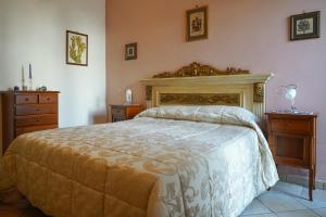 科佩尔蒂诺La Rosa Blu的一间卧室配有一张床和一个梳妆台